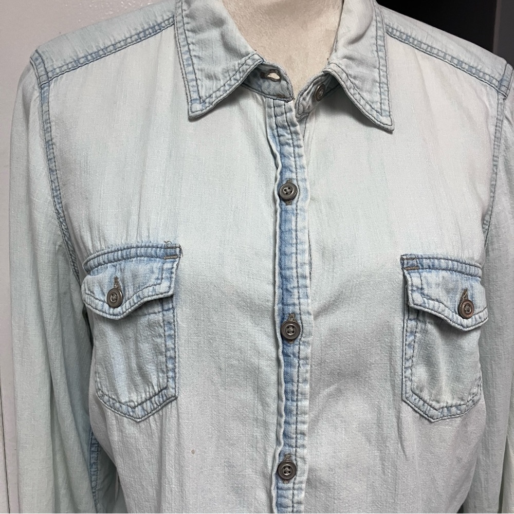 Sonoma Denim Shirt in size large & Excellent Condition.Made with a light
